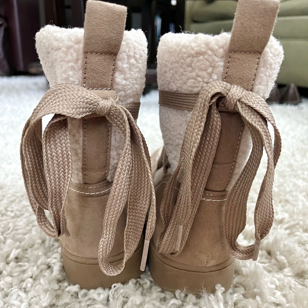 Moon Boot/Ugg Style Snow Boots, Size 9 - Picture 2 of 4